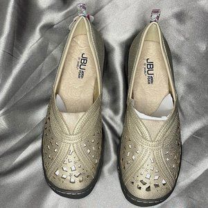 JBU Shimmer Champagne  Shoes w/Purple Flower Accents on Heel Pull, Size 9.5W